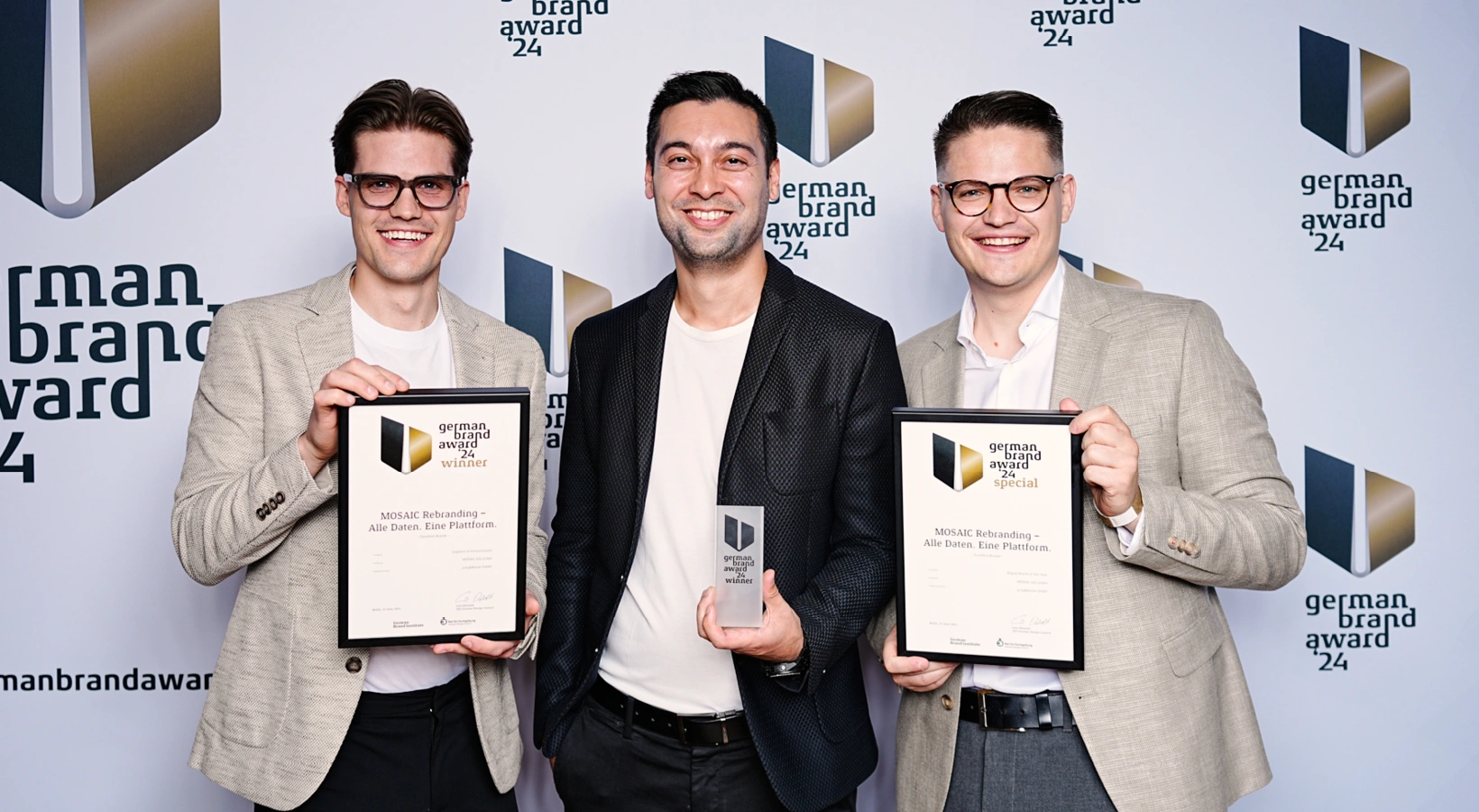Gründer Colin und Linus Banse von JUNG&BANSE mit dem German Brand Award 2024 mit dem Kunden Manuel Lazzaro von MOSAIC