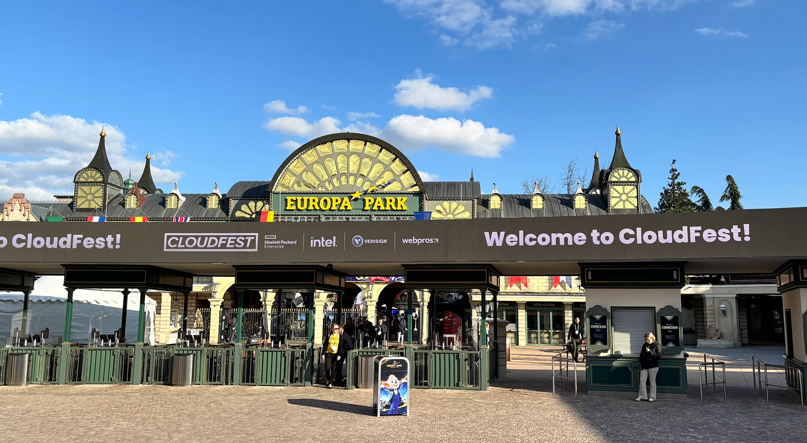 Großer Banner mit der Aufschrift „Willkommen zum CloudFest“ vor dem Europa Park Eingang.