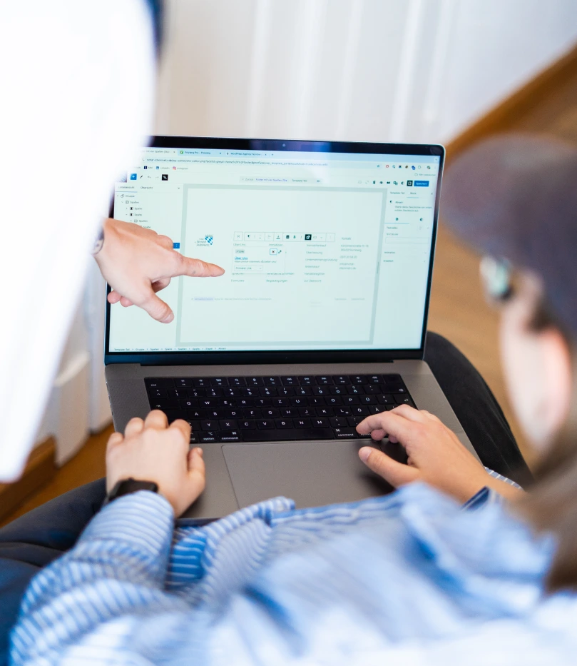 Designerin bei der Arbeit in der WordPress Agentur Berlin vor einem Bildschirm