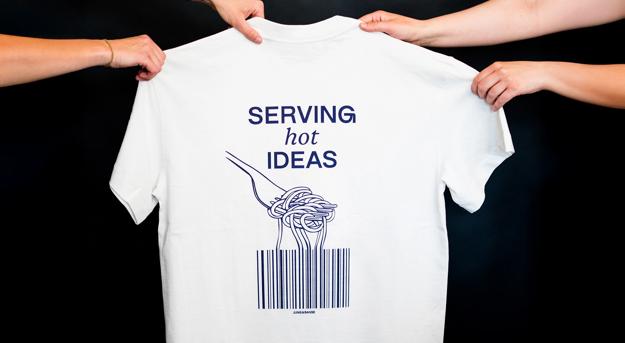 Das neue T-Shirt von JUNG&BANSE mit dem Aufdruck „Serving hot ideas“.